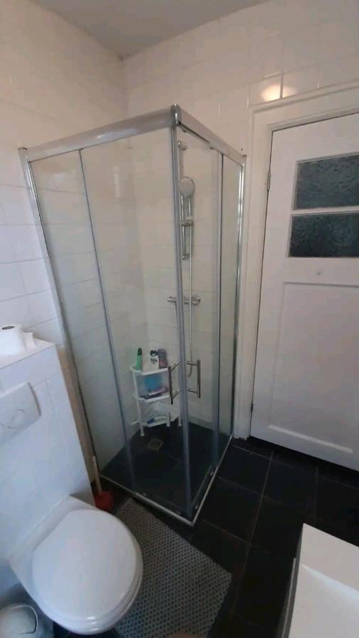 Quarto em Acomodações Particulares Nicole, Not For Parties, Not A Hotel, With Shared Bathroom, No Kitchen *